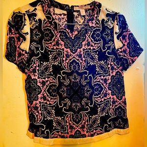 Forever 21 XS Top
 💕 See the Design in Photos